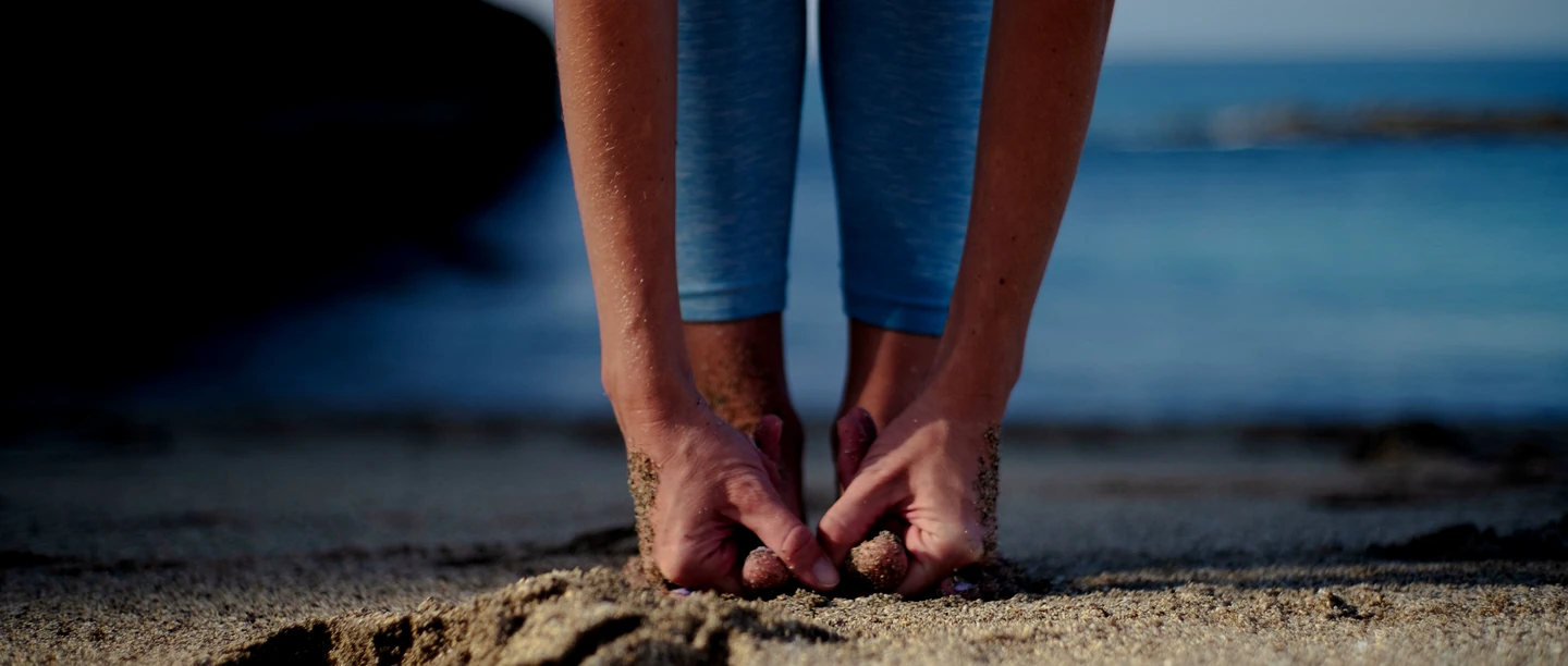 Füße im Sand am Strand