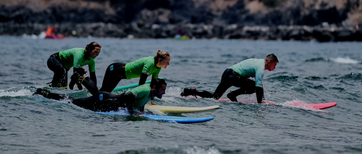 Surfkurs-Gruppe auf dem Wasser vor Teneriffa