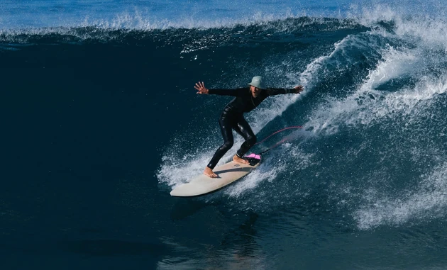 Surfer auf einer Welle
