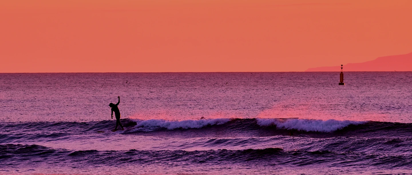 Surfen bei Sonnenuntergang auf Teneriffa
