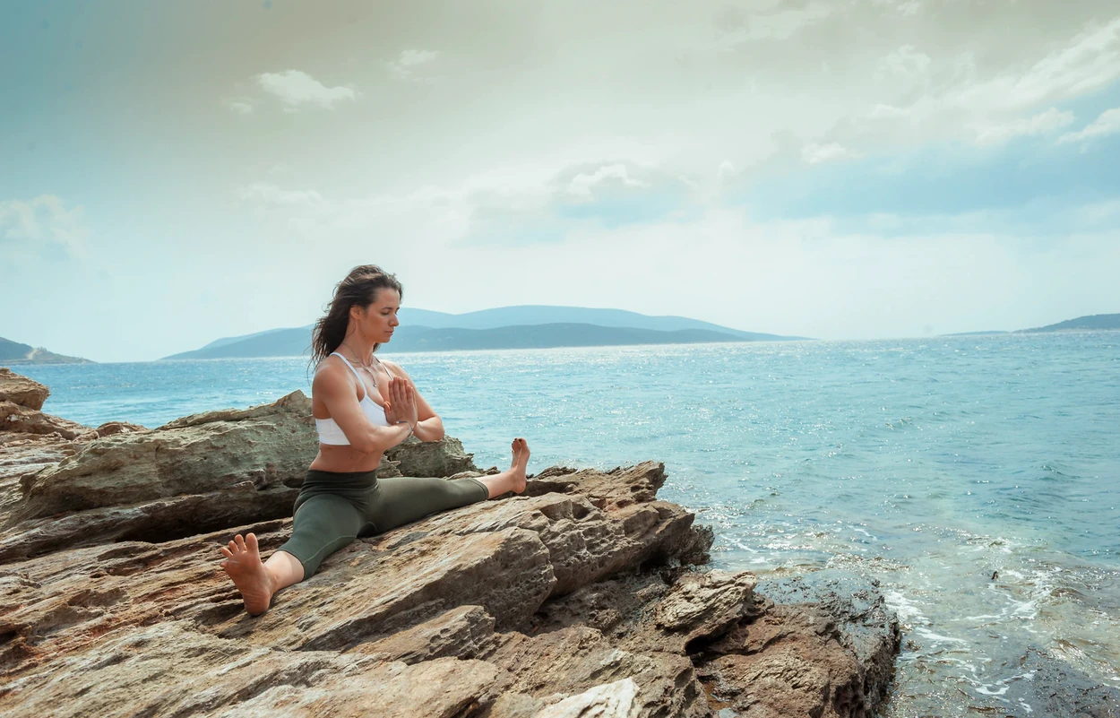 Yoga auf Felsen am Meer